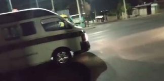 #VIDEO | Conductor de combi se queda dormido en plena vialidad en Morelia; ciudadanos evitan accidente