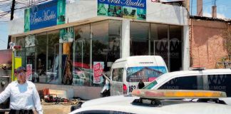 Fallece chofer de combi Ruta Gris 2 al chocar contra negocio mueblero en Morelia; hay 5 heridos