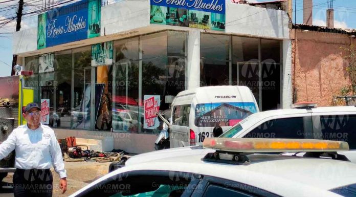 Fallece chofer de combi Ruta Gris 2 al chocar contra negocio mueblero en Morelia; hay 5 heridos