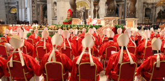 ¡No era gratis! Cardenal del cónclave vacía el minibar de su cuarto pensando que era gratis y se enoja al descubrir la cuenta