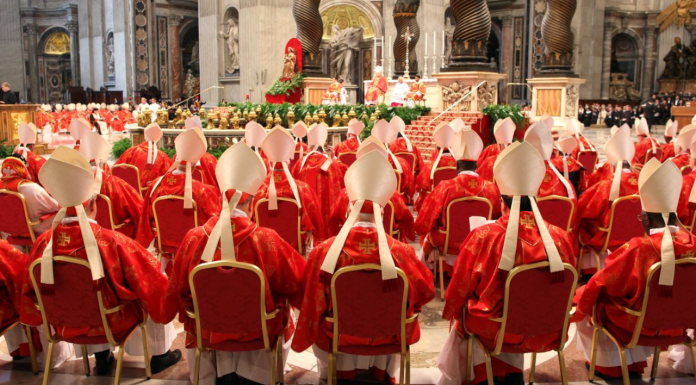 ¡No era gratis! Cardenal del cónclave vacía el minibar de su cuarto pensando que era gratis y se enoja al descubrir la cuenta
