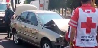 #VIDEO | Auto es chocado por camión y lo proyecta contra puente peatonal al norte de Morelia
