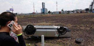 #VIDEO || Volcadura de Tesla Cybertruck en Toluca deja a una mujer herida