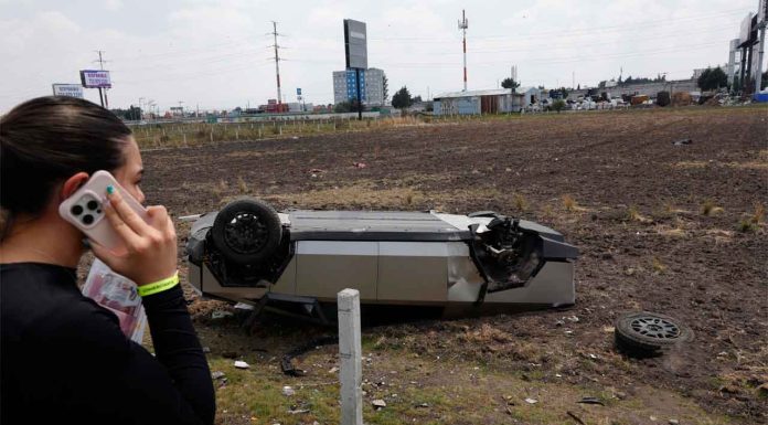 #VIDEO || Volcadura de Tesla Cybertruck en Toluca deja a una mujer herida