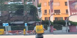 #VIDEO || Un delivery, una palmera y Madrid: la entrega más insólita del día