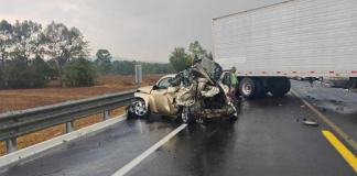 Suman dos fallecidos tras choque entre dos tractocamiones y un auto en la autopista Pátzcuaro – Copándaro