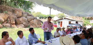 Se reúne Alfonso Martínez con productores y liderazgos de Taretan