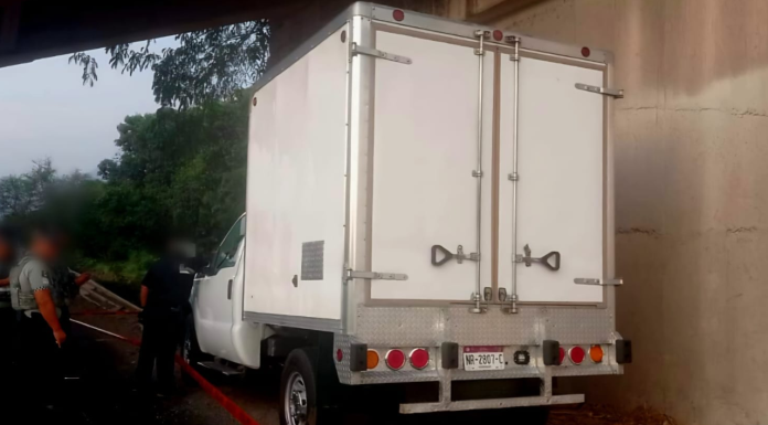 Criminales balean camioneta de carga en la Siglo XXI; hay un muerto