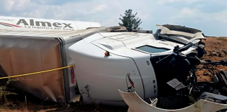 Tráiler vuelca en la México-Guadalajara; hay un muerto y un herido
