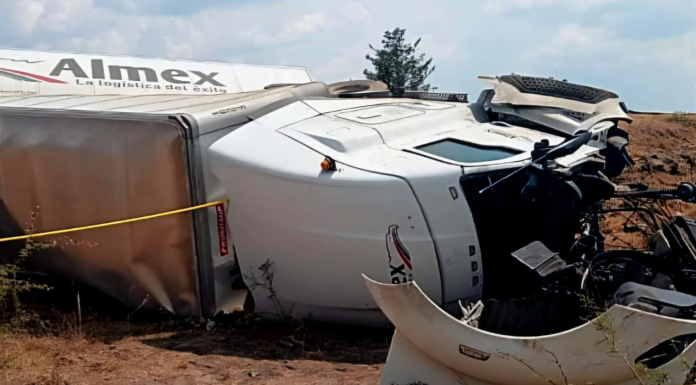 Tráiler vuelca en la México-Guadalajara; hay un muerto y un herido