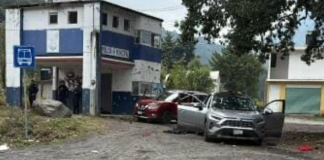 Conductor de camioneta mueblera muere tras enfrentamiento entre criminales en la región de Zitácuaro