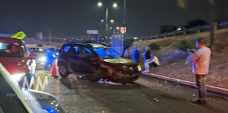 Se accidenta vehículo cerca del Distribuidor Vial Salida a Mil Cumbres