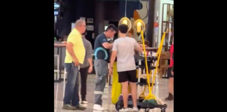 #VIDEO | Joven tira a propósito una bebida en centro comercial y personal de seguridad lo hace limpiar