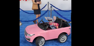 #VIDEO #VIRAL | ‘Stitch’ se vuelve viral al llegar a la premier de su película en un lujoso auto