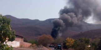 #VIDEOS | Se registra enfrentamiento armado, bloqueos carreteros y quema de vehículos en Tierra Caliente