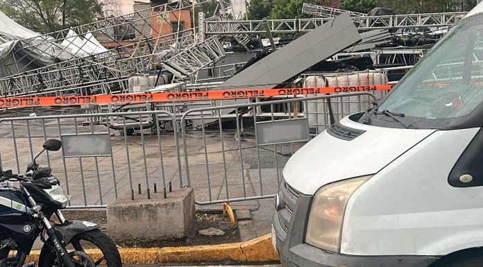 #VIDEO | Colapsa escenario previo a concierto del Día de las Madres; hay al menos siete lesionados #México