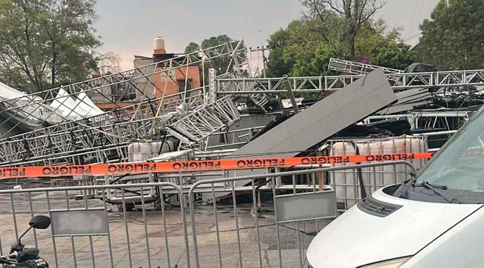 #VIDEO | Se desploma escenario en CDMX; reportan al menos 7 heridos