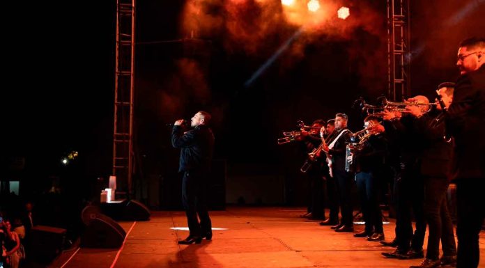 #Video | Lo intentó y sí funcionó, Espinoza Paz dejó su corazón a las mamás en el Festival de Origen