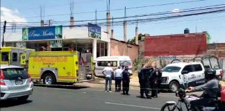 #VIDEO | Combi que zigzagueaba cobra la vida de una persona y deja al menos 4 lesionados #Morelia
