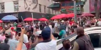 #VIDEO | ¡Se dieron con todo! Colectivo feminista y comerciantes ambulantes se enfrentan a golpes en CDMX