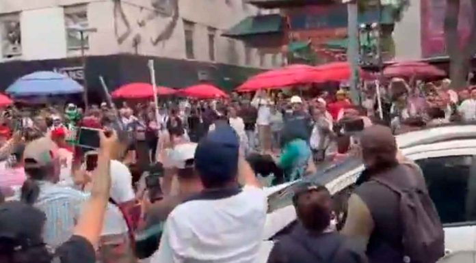 #VIDEO | ¡Se dieron con todo! Colectivo feminista y comerciantes ambulantes se enfrentan a golpes en CDMX