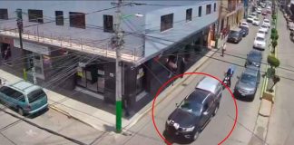 #VIDEO || Mujer intenta evadir multa y empuja a oficial en #México