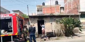 #VIDEO | Incendio en Morelia; vecino rompe puerta y enfrenta el fuego