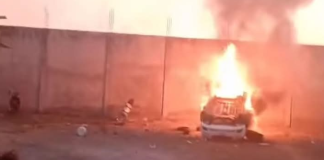 #VIDEOS | Pobladores de Taretan irrumpen en corralón y queman patrulla