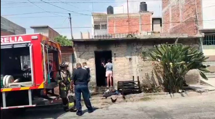 #VIDEO | Incendio en Morelia; vecino rompe puerta y enfrenta el fuego