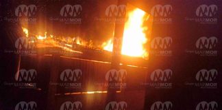 Arde local de frutas y verduras en un mercado de Zitácuaro