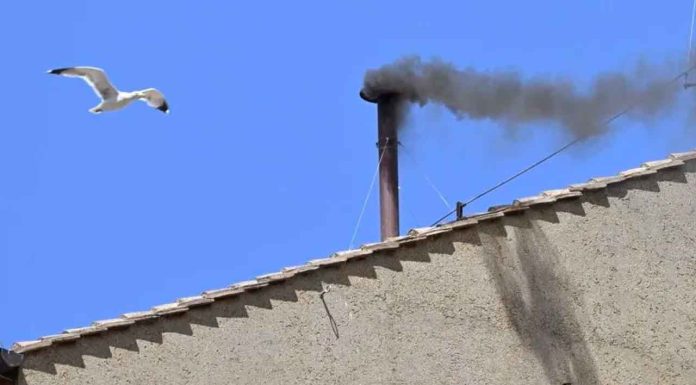 #VIDEO | El humo negro continúa, al igual que la incertidumbre, en el cónclave más diverso de la historia #Internacional