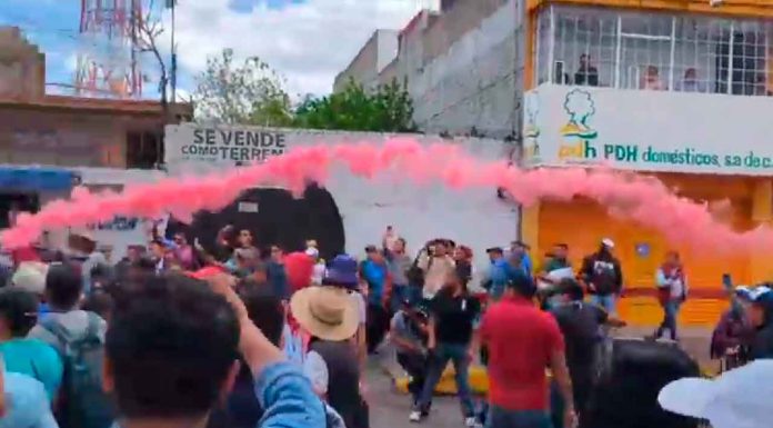 #Videos #Seguimiento | Intento de toma de vías del tren , provoca enfrentamiento entre maestros y elementos policiacos