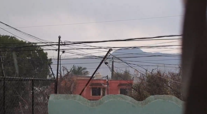 #VIDEO || ¡Milagro del cielo! La lluvia puso fin al calor extremo (pero ojo al volante)