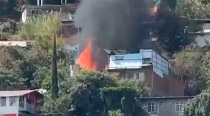 #VIDEO | Incendio arrasa con humilde vivienda, en la colonia Mártires de Uruapan