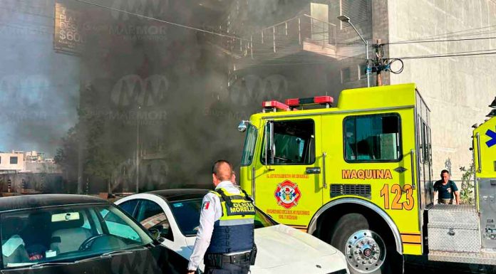 #VIDEOS #FOTOS | Se registra incendio en estacionamiento de 7 Days en Altozano