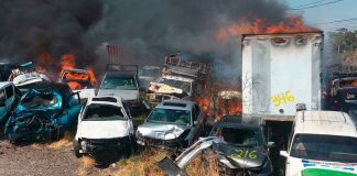 PC Estatal atiende incendio en negocio de grúas en Tarímbaro