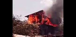 #VIDEO | Incendio arrasa con humilde vivienda en la Tenencia de Jicalán, Uruapan