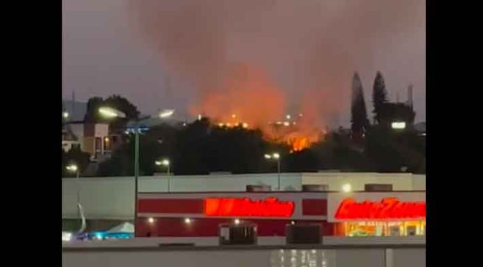 #VIDEOS | Se registra incendio de pastizales frente a Walmart de La Huerta