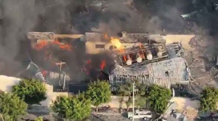 #VIDEO | Fuerte incendio en fábrica de aerosoles entra en fase de control; 15 heridos