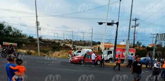 Tráiler embiste auto particular; hay una mujer muerta y un lesionado