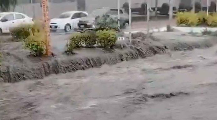 #VIDEO | Fuerte lluvia sorprende en el Estado de México; se desborda el canal Cartagena