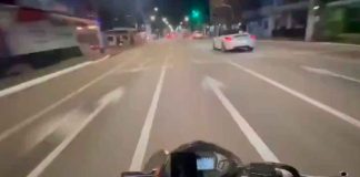 #VIDEO | Motociclista capta momento en el que choca contra una camioneta por circular a exceso de velocidad