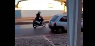#VIDEO | Acababa de comprar su moto y la atropellan al salir de la agencia
