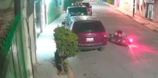 #VIDEO | Motociclista en estado inconveniente huye tras chocar vehículo estacionado