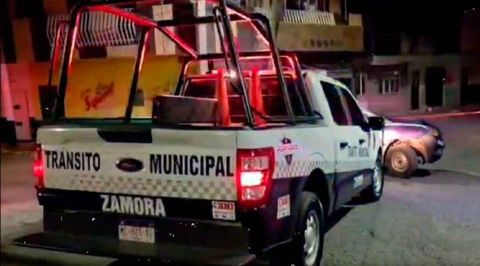 #VIDEO | Motociclista pierde la vida tras impactarse contra un poste #Michoacán