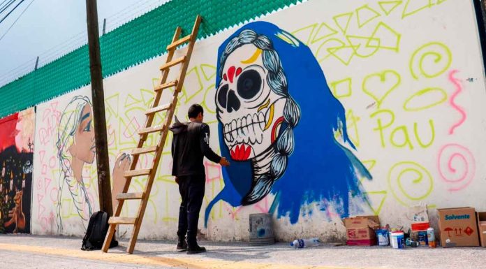 Colores que transforman; artistas urbanos crean mural en Paso Catrinas