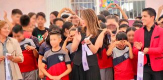 Paola Delgadillo entrega techumbres a primarias del poniente de Morelia