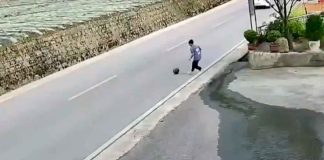 #VIDEO | ¡Detrás de una pelota siempre hay un niño! Atropellan a menor que corría tras su pelota