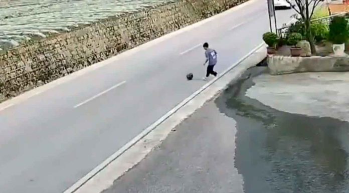 #VIDEO | ¡Detrás de una pelota siempre hay un niño! Atropellan a menor que corría tras su pelota