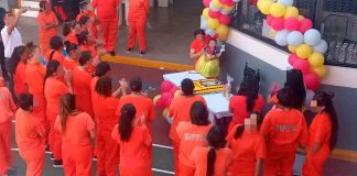 Madre reclusa celebra el cumpleaños de su pequeña hija dentro de un penal en Guanajuato